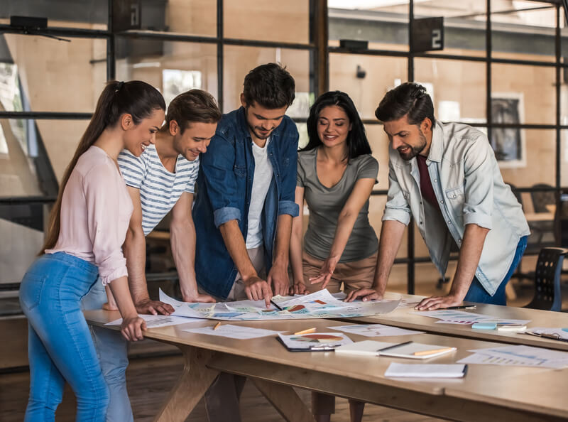 trabalho em equipe e colaboração resolvendo quebra-cabeças