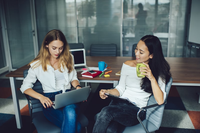 psicologia organizacional e do trabalho mulheres conversando