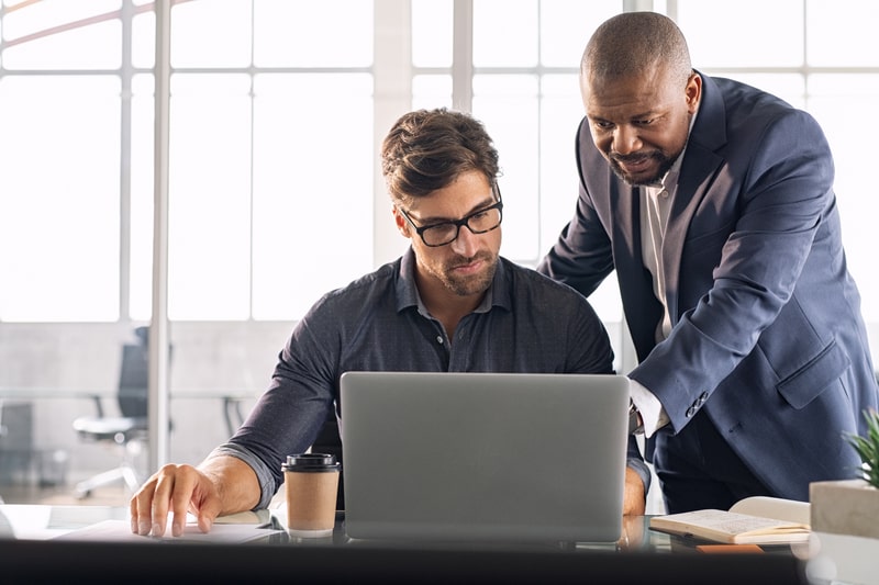 gestao e lideranca homens conversando