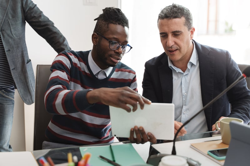 engajamento no trabalho homens analisando tablet