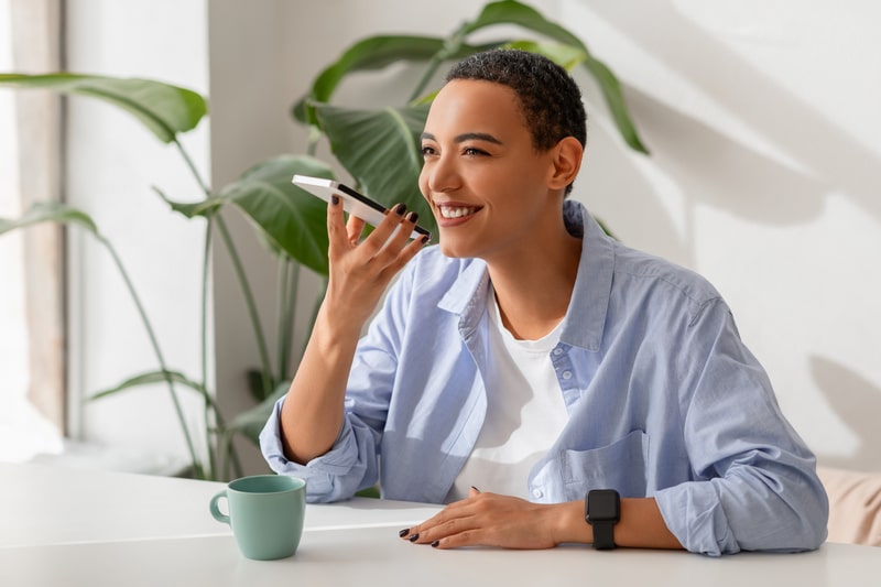 engajamento no trabalho mulher no celular