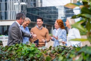 engajamento no trabalho profissionais conversando