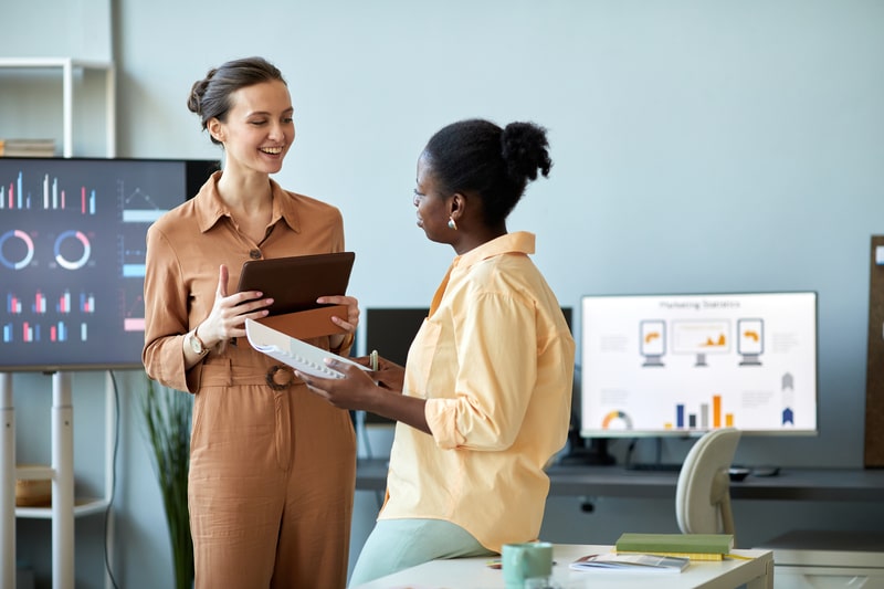 formacao em coaching mulheres conversando