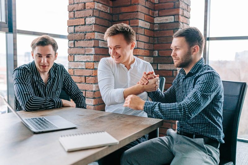 produtividade no trabalho homens conversando