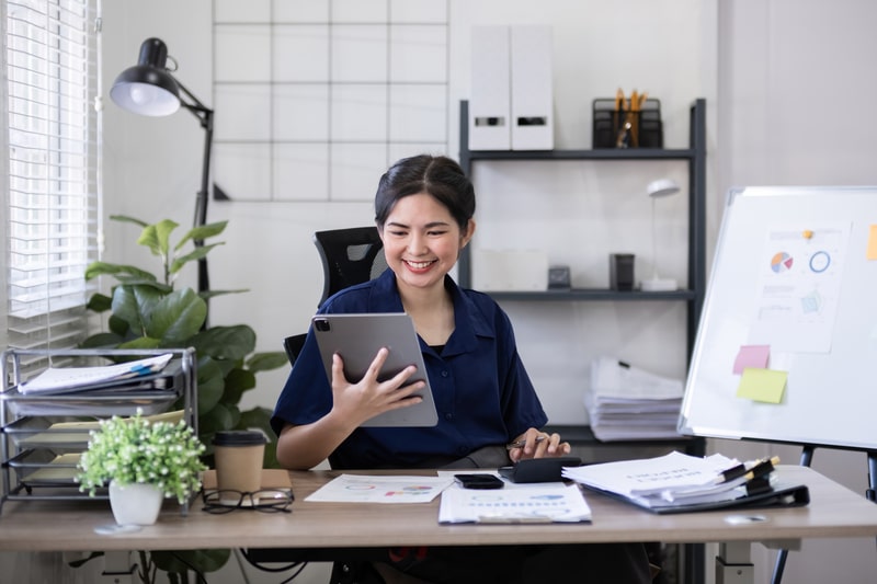 produtividade no trabalho mulher no escritorio