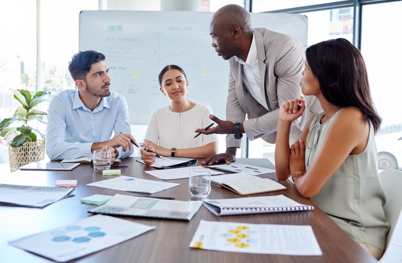 tipos de lideranca equipe em reuniao