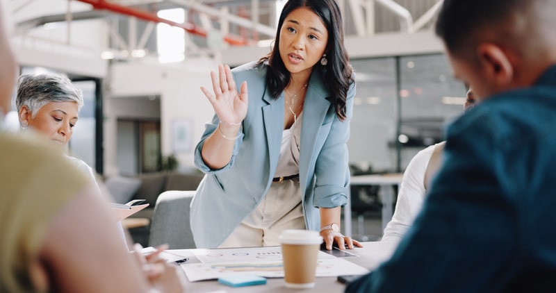 tipos de lideranca mulher conversando