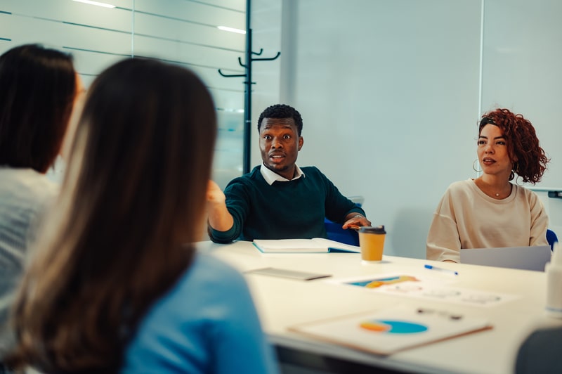 pensamento dicotomico equipe em reuniao